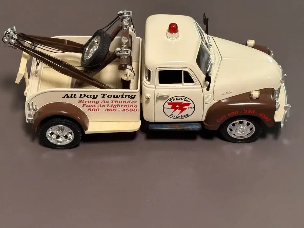 Jada Silver 1953 Chevy Wrecker 1/24 Thunder Towing 
